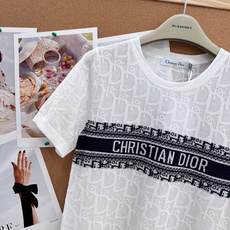 🆕 DIOR 提花暗纹老花logo针织衫短袖这个针织短袖深深的俘获了我的心!超正的版型,显肤白的好手,经 🆕 DIOR 提花暗纹老花logo针织衫短袖这个针织短袖深深的俘获了我的心!超正的版型,显肤白的好手,经