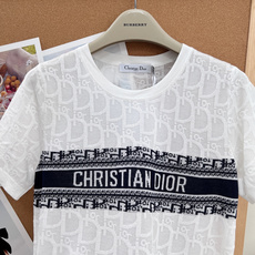 🆕 DIOR 提花暗纹老花logo针织衫短袖这个针织短袖深深的俘获了我的心!超正的版型,显肤白的好手,经 🆕 DIOR 提花暗纹老花logo针织衫短袖这个针织短袖深深的俘获了我的心!超正的版型,显肤白的好手,经