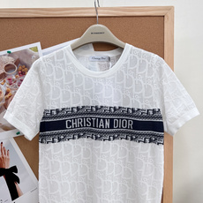 🆕 DIOR 提花暗纹老花logo针织衫短袖这个针织短袖深深的俘获了我的心!超正的版型,显肤白的好手,经 🆕 DIOR 提花暗纹老花logo针织衫短袖这个针织短袖深深的俘获了我的心!超正的版型,显肤白的好手,经