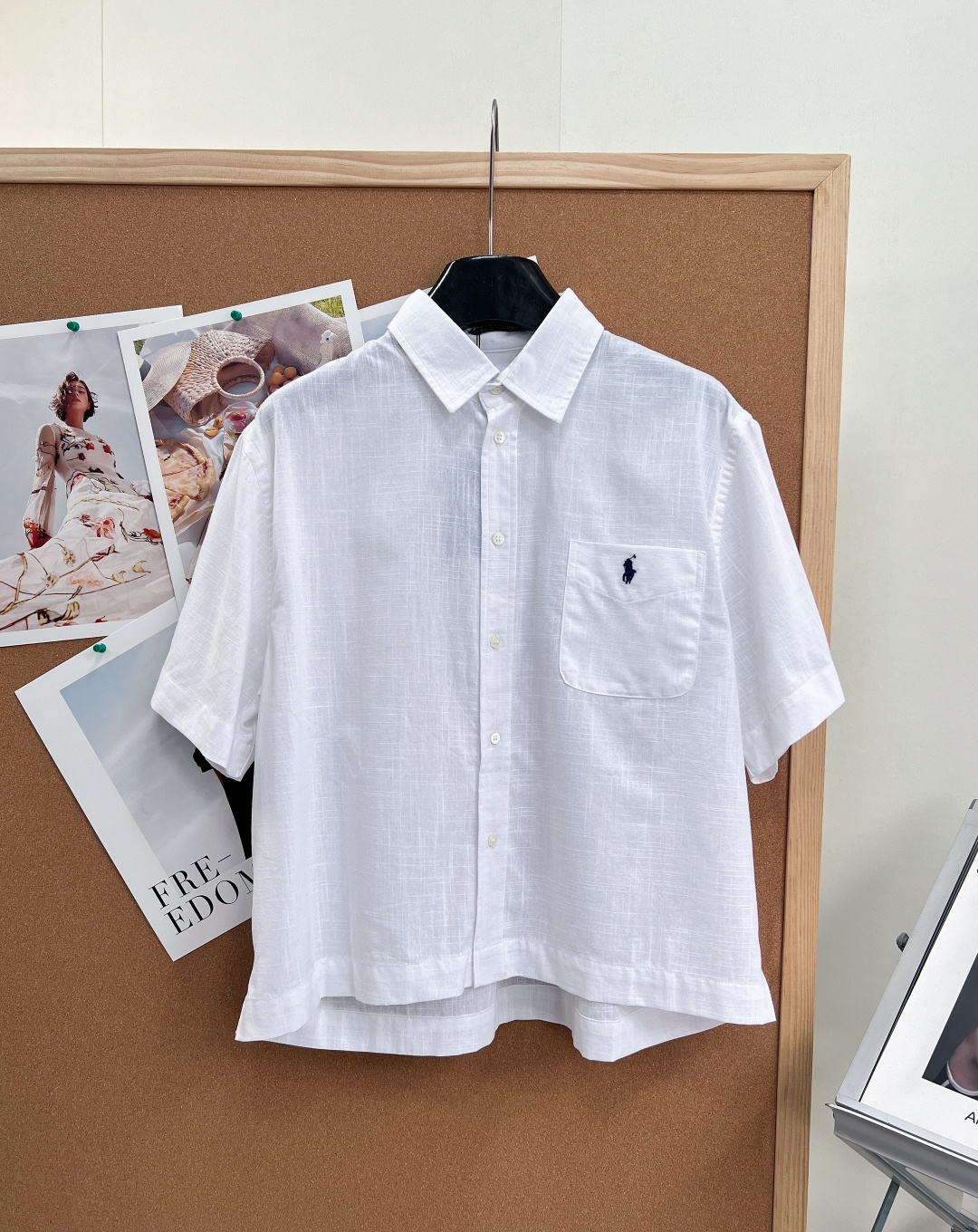 NO:845912,Ralph Lauren women's pocket embroidered short-sleeved shirt, a retro and relaxed look, classic RL pony embroidered short-sleeved shirt, unlocking the American retro casual atmosphere - The selected cotton and linen fabrics have a cotton and linen texture, which is breathable and not stuffy, has a muscular feel, the upper body is neat and not soft, taking into account comfort and firmness. -  The classic dark blue pony logo on the chest pocket is embroidered with the iconic pocket pony, low-key highlighting the brand recognition, and the simple style is more advanced. - The loose and short version is designed with just the right short cut, easily optimizing the body proportions, creating a golden ratio of 37 to 70, hiding the flesh and looking slim, and adapting to various body shapes. -  Lapel + Dropped Shoulder Short Sleeves The classic lapel modifies the neck line, and the dropped shoulder cut weakens the shoulder line, creating a relaxed and relaxed feel. It is suitable for commuting and daily travel. Complete with three standards, large quantities of goods!  Size sml,,loro piana,shirts,T-shirt,gold,19860909Ralph Lauren 女士口袋刺绣短袖衬衫,复古松弛感穿搭,经典RL小马刺绣款短袖衬衫,解锁美式复古休闲氛围感 - 甄选棉麻面料自带棉麻肌理质感,透气不闷汗,自带筋骨感,上身利落不软塌,兼顾舒适度与版型挺括度. - 标志性口袋小马刺绣胸口口袋处的经典深蓝色小马logo,低调彰显品牌辨识度,简约款式更显高级质感. - 宽松短款版型设计恰到好处的短款剪裁,轻松优化身材比例,打造三七分黄金比例,藏肉显瘦,适配各种身形. - 翻领+落肩短袖经典翻领修饰脖颈线条,落肩剪裁弱化肩线,慵懒松弛感拉满,通勤、日常出行都适配.三标齐全,大货出！ 尺码sml 编,,loro piana,shirts,T-shirt,gold,,Women's clothing