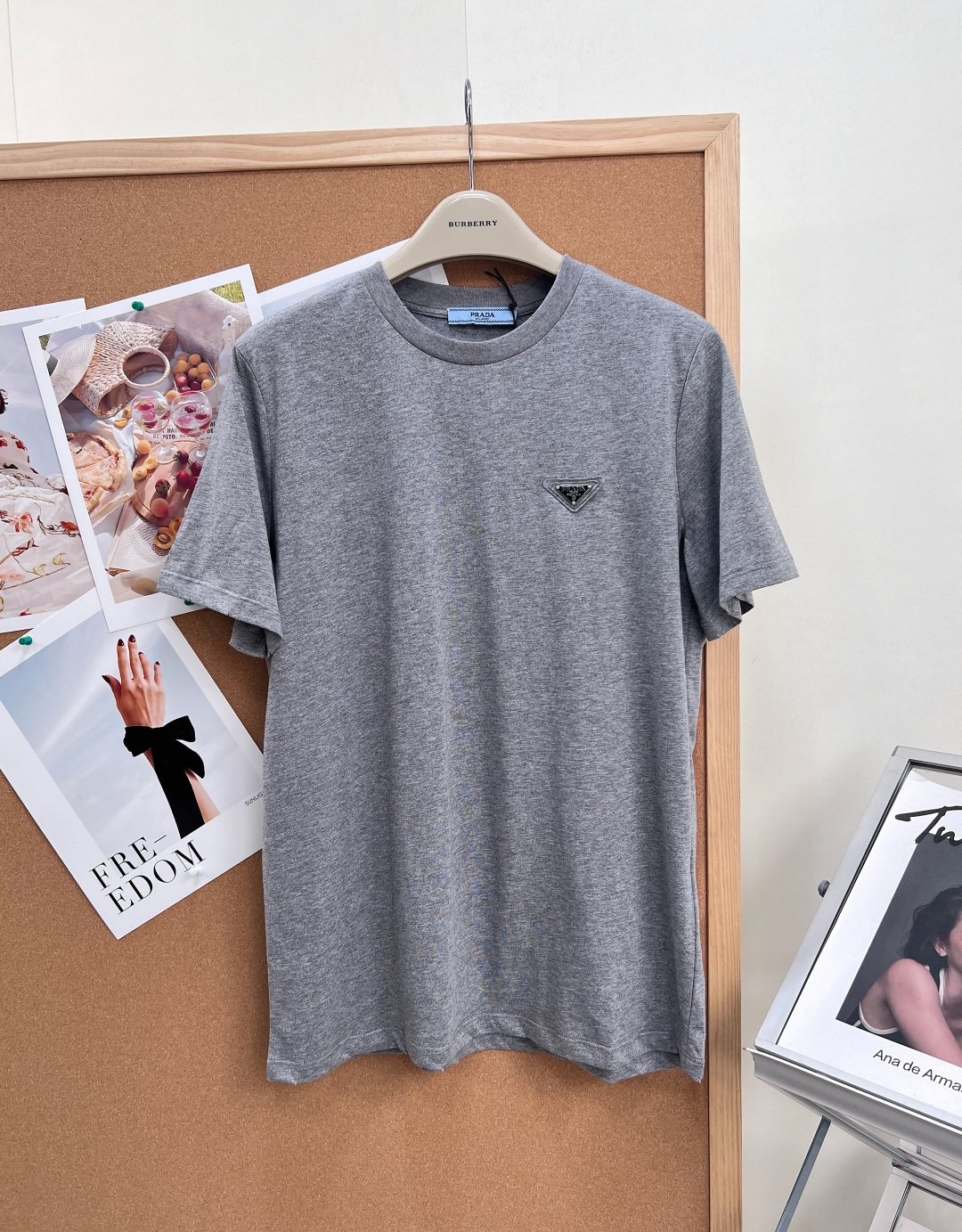 NO:845916,The new spring and summer PRADA classic triangle logo short-sleeved T-shirt combines minimalist design and exquisite details. The Prada logo is decorated on the chest. It is simple, high-end, elegant and versatile. If you want a low-key p, buy this one!  The slim fit sets off the minimalist design style, showing the elegant style at a glance!  As a brand that pursues design and tailoring techniques, the materials used will never disappoint!  The fabric is made of 240g double yarn smooth fabric. The cotton material and rib knit trim add a sporty style. The fabric surface is fine and smooth, soft and skin-friendly, and the cotton is full and elastic!  Prada relies on its creative and innovative products to keep the brand standing. The unique and novel ideas have been enriching the brand's connotation and culture, integrating all aspects of humanities into the brand. In short, such a classic style is a must-have for spring and summer. It is the same style for men and women!  All three standards are complete, and the goods will be shipped in large quantities!  Size sml,,prada,prada,T-shirt,tees,t-shirt,19860909春夏新款 PRADA 经典三角标短袖T恤 极简主义设计和精美细节于一身 胸口饰以Prada徽标 简约高端大气又百搭 想要低调的p家冲这款哦！ 修身的版型衬托出了极简主义的设计风格,把优雅风展露的一览无余！ 作为一个追求设计感和裁剪工艺的品牌,用料永远不会让人失望！布料采用240g双纱爽滑面料 棉材质和罗纹针织饰边平添运动风范 布面精细光滑,柔软亲肤,棉质饱满,附有弹力！ 普拉达凭借创意创新的产品让品牌自身屹立不倒.足够特别新颖的创意一直在充实着品牌的内涵文化,将人文的各方面都融入进品牌当中. 总之这么经典的款,春夏必备 男女同款！三标齐全,大货出！ 尺码sml,,prada,prada,T-shirt,tees，t-shirt,,Women's clothing