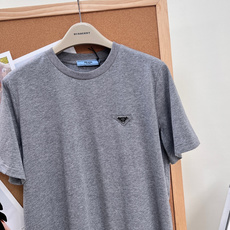 🆕春夏新款 PRADA 经典三角标短袖T恤极简主义设计和精美细节于一身 胸口饰以Prada徽标 简约高端 🆕春夏新款 PRADA 经典三角标短袖T恤极简主义设计和精美细节于一身 胸口饰以Prada徽标 简约高端