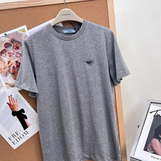 🆕春夏新款 PRADA 经典三角标短袖T恤极简主义设计和精美细节于一身 胸口饰以Prada徽标 简约高端 🆕春夏新款 PRADA 经典三角标短袖T恤极简主义设计和精美细节于一身 胸口饰以Prada徽标 简约高端