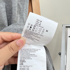🆕春夏新款 PRADA 经典三角标短袖T恤极简主义设计和精美细节于一身 胸口饰以Prada徽标 简约高端 🆕春夏新款 PRADA 经典三角标短袖T恤极简主义设计和精美细节于一身 胸口饰以Prada徽标 简约高端