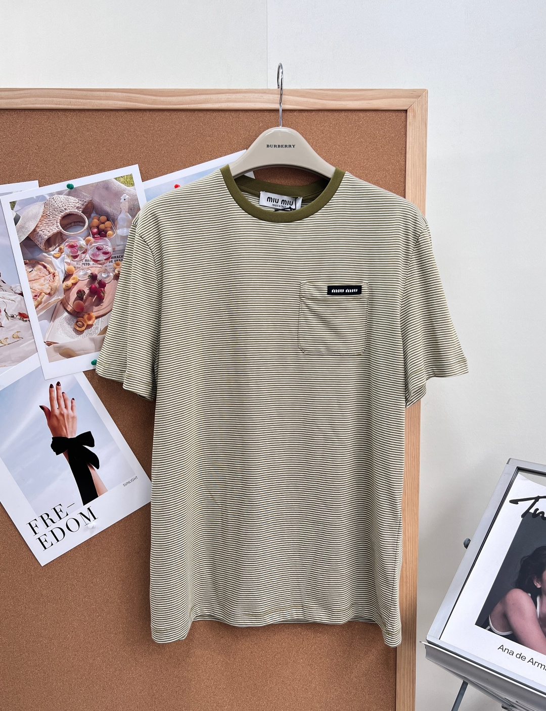 NO:845919,MIUMIU American retro olive green striped letter T-shirt unlocks a playful sense of style in summer, retro Hong Kong style, full of retro and casual laziness. It is an absolute comfort zone and very practical for daily wear. The classic striped design will never go out of style. The right length of the upper body is super tolerant. The versatile version is perfect!  Made of imported cotton fabric, it feels delicate!  The comfortable and soft fabric makes your upper body feel indescribable!  The iconic intarsia logo on the chest adds a distinctive touch!  Stripes are the kind of vitality that looks good no matter how you wear them. Stripes lovers can wear them with their eyes closed. They are practical and show off your temperament!  Stylish and relaxed is the secret to a high-end feel~ Every day is casual and comfortable, so the appearance is left to it. The three trump cards in minimalist outfits are complete, and the products are sold in large quantities!  Size sml,,miumiu,tees,t-shirt,19860909MIUMIU 美式复古橄榄绿条纹字母T恤 夏季解锁俏皮感穿搭复古港风味满满复古又随性慵懒 绝对的舒适区日常实穿性很强 经典条纹设计 永远不会过时 恰到好处的衣长上身包容性超强 百搭版型绝绝子！ 采用进口棉面料,手感细腻！舒适而柔软的面料让你上身质感无法用言语形容！胸前标志性的嵌花徽标平添鲜明格调！ 条纹就是怎么穿都好看的那种敲有生命力的即视感 条纹控可以闭眼入 实穿又显气质！ 时尚又松弛才是高级感的诀窍～ 每天都是随意又舒适的一天颜值就交给它了 极简穿搭里的王牌三标齐全,大货出！ 尺码sml,,miumiu,tees，t-shirt,,Women's clothing
