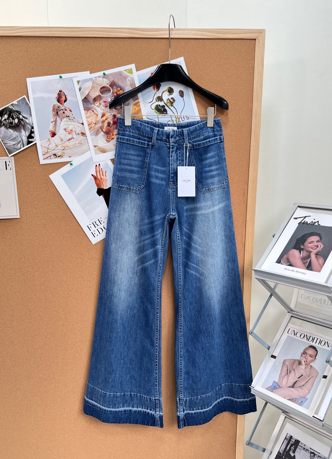 NO:856358,CELINE 2026 Spring/Summer GW style embroidered wide-leg jeans. The season’s atmospheric trousers, the annual major new product, are here, perfectly replicating the brand’s original style and craftsmanship, and easily mastering the French relaxed old money style. This high-end denim item is a must-have for your wardrobe this season. The original fabric is the same as the original one.  High-count pure cotton denim is selected, with just the right balance of softness and hardness. The upper body has a draped texture, taking into account both comfort and shaping. After double enzyme washing and color-fixing process, the old and retro washed blue texture is outstanding, and it is not easy to fade and deform after long-term wear, showing a high-end texture. Iconic embroidery details. The back waist pocket is embellished with the brand's classic Arc de Triomphe embroidery, which is low-key and conceals recognition. The details are exquisite and easy to separate from the basic style, showing the taste in a low-key way.  Golden cut, classic wide-leg and slightly flared trousers, cleverly modifying body problems such as hip width and thick legs, neatly concealing the flesh, and optimizing body proportions, making it easy to wear long legs; the double patch pocket design on the front is rich in layering, and the trousers are double-laminated and hemmed. The workmanship is rigorous, and every detail highlights the quality. Complete with three standards, large quantities of goods!  Size 25/26/27/28,,celine,jeans,gold,19860909CELINE2026春夏GW款刺绣阔腿牛仔裤.当季氛围感神裤年度重磅新品来袭,完美复刻品牌原厂版型与工艺,轻松拿捏法式松弛老钱风,本季衣柜必备的高阶牛仔单品. 原厂同源面料 甄选高支纯棉牛仔布,软硬平衡恰到好处,上身自带垂坠质感,兼顾舒适与塑形；经过双重酵素洗水固色工艺处理,做旧复古的水洗蓝调质感出众,久穿不易褪色变形,尽显高级质感. 标志性刺绣细节 后腰口袋处点缀品牌经典凯旋门刺绣,低调暗藏辨识度,细节精致考究,轻松和基础款拉开差距,低调中彰显品味. 黄金版型剪裁 经典阔腿微喇裤型,巧妙修饰胯宽、腿粗等身材问题,利落藏肉还能优化身材比例,轻松穿出大长腿；前侧双贴袋设计丰富层次感,裤脚双层压线包边,做工严谨,每一处细节都彰显品质.三标齐全,大货出！ 尺码25/26/27/28,,celine,jeans,gold,,Women's clothing