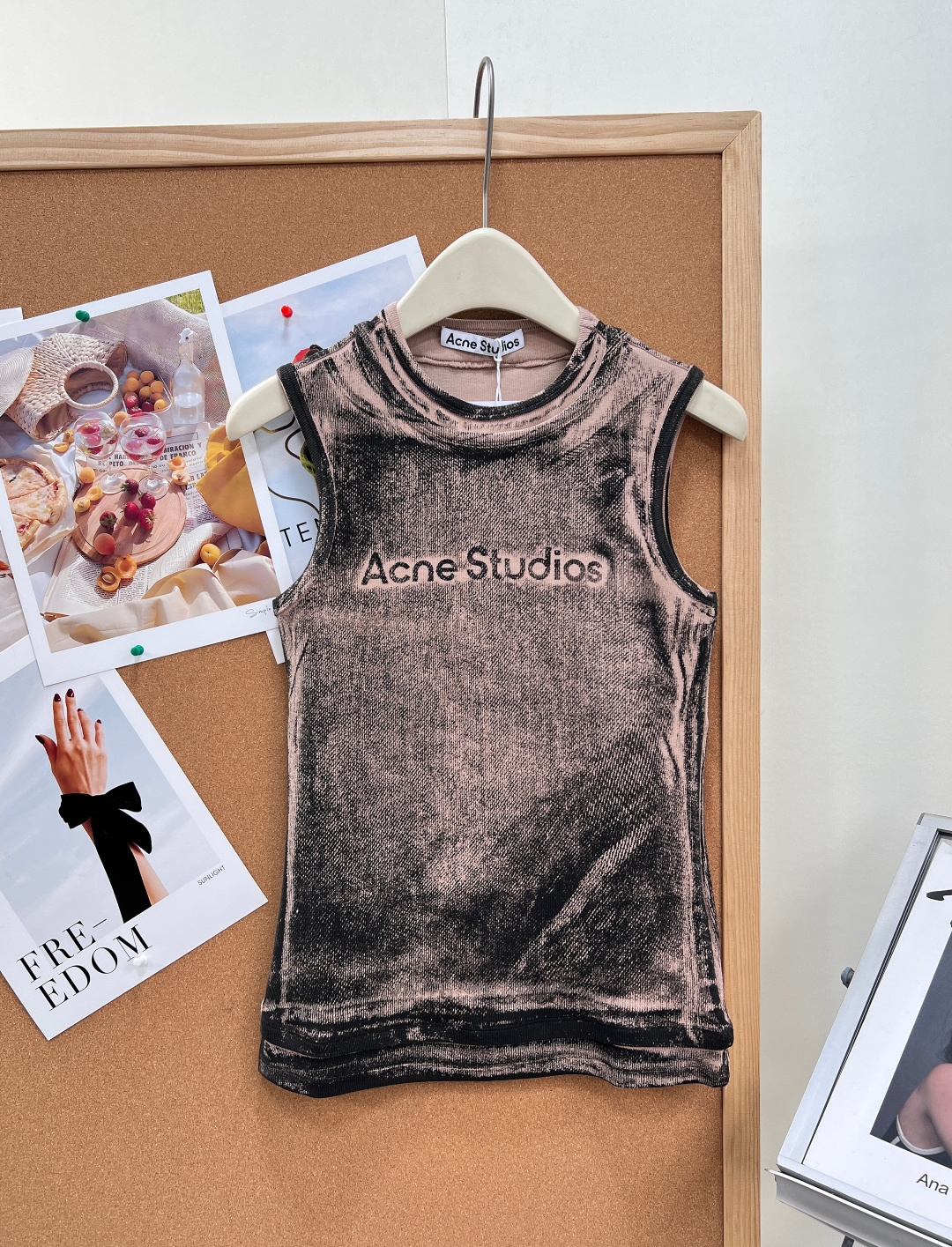 NO:856299,Acne Studios' new distressed print sleeveless vest. A hot-selling vest with high street atmosphere and high street art. It is the same style for men and women to create a casual street relaxation. Whether it is worn alone or as an inner layer, it is a fashionable style that is highly utilized in the wardrobe. - Artistic distressed tie-dye print  It adopts unique scattered and mottled distressed texture printing, retro distressed effect, and full of artistic atmosphere. It is different from the basic style and can easily be worn with a niche and non-contrasting style. - Brand letter logo embellishment. The simple brand letter print on the chest is low-key and not exaggerated. It is self-recognizable and can easily capture the minimalist high-street style, simple and attitude. - Select high-quality pure cotton fabrics  It is soft and skin-friendly, breathable and not sweaty, and has full upper body comfort. Whether it is worn alone in spring and summer, or as a base layer in autumn and winter, it is very practical. - Loose sleeveless tailoring. The neat sleeveless version is matched with a slightly loose silhouette, which is not picky on the figure. The upper body hides the flesh and makes the body look slimmer. It can easily adapt to various body shapes, and can be easily controlled by boys and girls.  Suitable for a variety of daily scenes, it looks great with overalls, jeans, and wide-leg pants. It can easily create a casual street style. It is an all-purpose item for going out, commuting, and sports and leisure. It has three standards and two colors!  Sizesml,,acne studios,dior,jeans,19860909Acne Studios 新款做旧印花无袖背心.高街氛围感单品自带高街艺术感的爆款背心来袭,男女同款打造随性街头松弛感,不管是单穿还是内搭,都是衣橱里利用率超高的时髦款. - 艺术感做旧扎染印花 采用独特错落斑驳的做旧纹理印花,复古做旧的做脏效果,艺术氛围感直接拉满,区别于基础款,轻松穿出小众不撞款的穿搭质感. - 品牌字母标识点缀 胸前简约的品牌字母印花,低调不浮夸,自带辨识度,轻松拿捏极简高街风,简约又有态度. - 甄选高品质纯棉面料 软糯亲肤,透气不闷汗,上身舒适度拉满,不管是春夏单穿,还是秋冬作为内搭打底,实用性超强. - 宽松无袖剪裁 利落的无袖版型搭配微宽松的廓形,不挑身材,上身藏肉显瘦,轻松适配各种身形,男生女生都能轻松驾驭. 适配多种日常场景,搭配工装裤、牛仔裤、阔腿裤都很出彩,轻松打造随性街头风,是出街、通勤、运动休闲的万能穿搭单品.三标齐全,两色出！ 尺码sml,,acne studios,dior,jeans,,Women's clothing