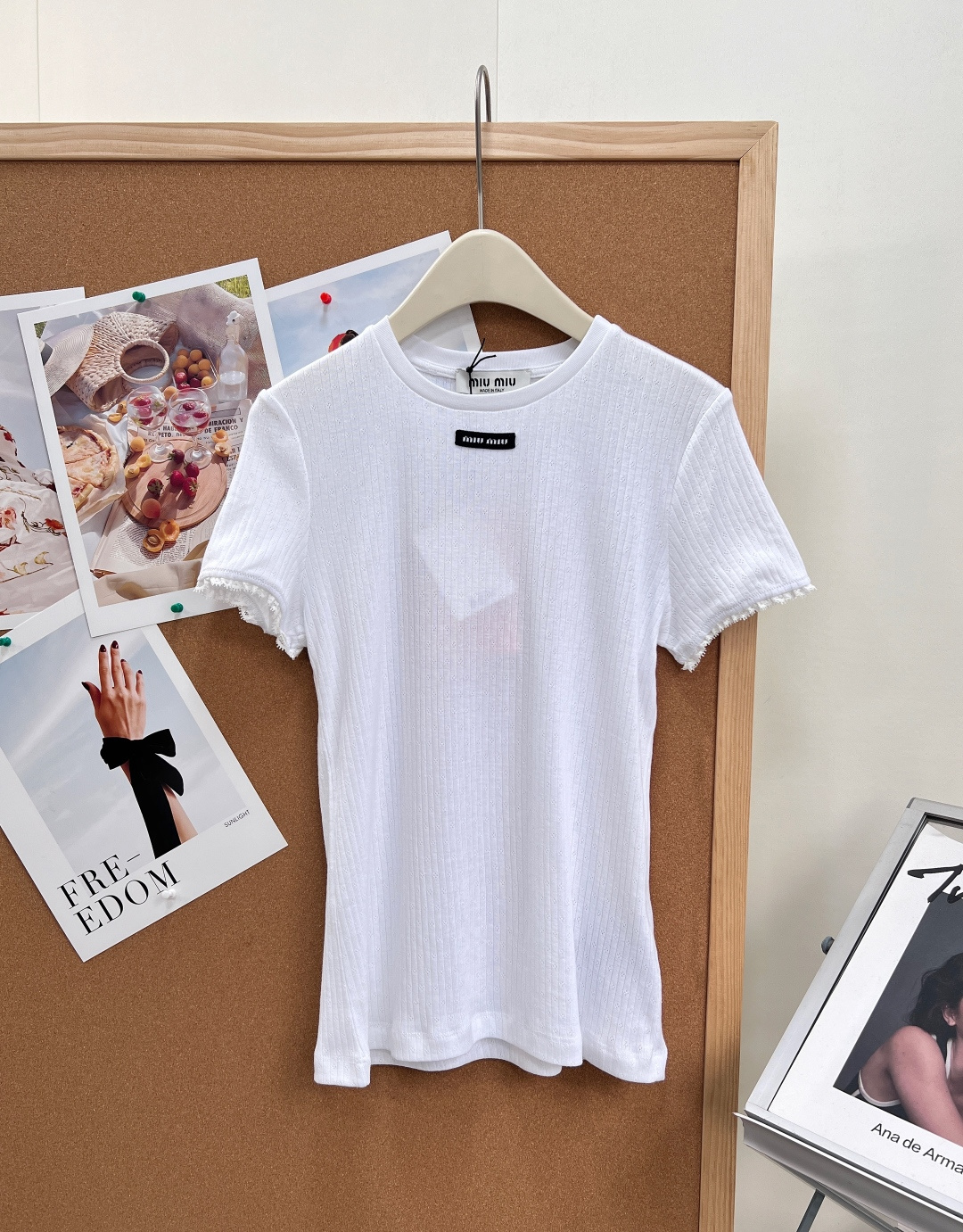 NO:856318,MiuMiu's new spring and summer new lace splicing letter patch short-sleeved T-shirt is an exquisite basic style for sweet girls. It perfectly combines girlishness and high-end texture. It is a must-have item for the spring and summer wardrobe. It is versatile and durable. The vertical pit pattern hollow knitted fabric has a delicate texture and has a breathable mesh effect. It is soft, skin-friendly and elastic. In spring and summer, the upper body is refreshing and not sweaty. It fits the body shape without any sense of restraint.  The classic right-shoulder round-neck style neatly modifies the shoulder and neck lines, making it easy to wear with a superior head-to-shoulder ratio; the fitted and slightly waisted tailoring cleverly optimizes the body proportions, has an outstanding slimming effect, and is very friendly to all body types. Highlights of the details - The brand's iconic black letter nameplate is embellished on the chest, which is low-key and recognizable, showing the brand style -  The cuffs are spliced with exquisite lace, which is the finishing touch of the whole piece, adding a full sense of sweetness and gentleness. It is instantly full of tenderness. It has three standards and is shipped in large quantities!  Size sml,,miumiu,T-shirt,tees,t-shirt,19860909MiuMiu 新款春夏新款蕾丝拼接字母贴片短袖T恤甜妹本命的精致基础款,把少女感与高级质感完美拿捏,春夏衣橱的刚需款,百搭又耐看. 竖坑纹镂空针织面料,肌理感细腻,自带透气网眼效果,软糯亲肤还富有弹力,春夏上身清爽不闷汗,贴合身形穿着无束缚感. 经典正肩圆领版型,利落修饰肩颈线条,轻松穿出优越头肩比；合身微收腰的剪裁,巧妙优化身形比例,显瘦效果出众,对各类身材都十分友好. 细节亮点 - 胸前点缀品牌标志性黑色字母铭牌,低调又有辨识度,尽显品牌格调 - 袖口拼接精致蕾丝花边,是整件的点睛之笔,增添了满满的甜美氛围感,温柔感瞬间拉满,三标齐全,大货出！ 尺码sml,,miumiu,T-shirt,tees，t-shirt,,Women's clothing
