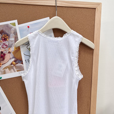 🆕MiuMiu 新款字母贴片蕾丝花边针织背心|纯欲少女氛围感神器!自带精致甜妹滤镜的万能内搭,轻松拿捏法 🆕MiuMiu 新款字母贴片蕾丝花边针织背心|纯欲少女氛围感神器!自带精致甜妹滤镜的万能内搭,轻松拿捏法