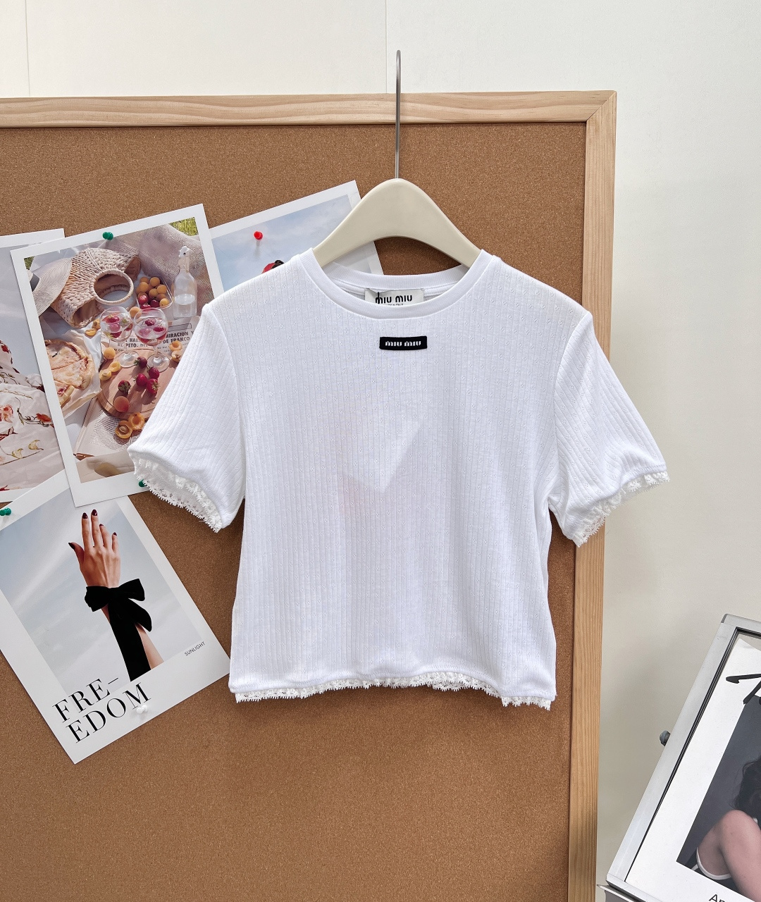 NO:856355,MiuMiu 2026 Spring and Summer Lace Short Knitted T-Shirt｜The perfect fusion of girly style and advanced simple style for pure girls, it is an indispensable and exquisite item for the spring and summer wardrobe. The high-elastic vertical pit knitted fabric is selected, with clear and delicate texture, soft and skin-friendly touch, full of elasticity, the upper body is close to the body without being tight, and has good breathability, so it can be worn refreshingly and without burden in summer.  The classic right-shoulder round neck design neatly modifies the shoulder and neck lines, easily creating a superior head-to-shoulder ratio; the slim-fitting short version raises the waistline to optimize body proportions, and even small people can easily wear long legs. The shape is just right, making you look slim without being exposed. Highlights of the details - The neckline, cuffs, and hem are all spliced with exquisite lace. The sweet design details instantly fill the atmosphere of pure desire and give you a full girly feel. -  The small black nameplate of the brand is embellished on the chest, which is low-key and hidden in recognition. It highlights the brand texture in the simple design and has a high-end sense. It is a versatile and practical model that is gentle and pure when worn alone. It is refreshing and casual when paired with jeans. It is elegant and refined with a skirt. It can be easily adapted to various scenes such as commuting, dating, afternoon tea, daily outings, etc., and can easily create a smart and sweet style. Complete with three standards, the series is out!  Size sml,,miumiu,skirts,jeans,tees,t-shirt,19860909MiuMiu 2026春夏蕾丝花边短款针织T恤｜纯欲少女本命款少女感与高级简约风完美融合,是春夏衣橱不可或缺的精致刚需单品. 甄选高弹竖坑纹针织面料,肌理清晰细腻,触感软糯亲肤,弹力十足,上身贴身不紧绷,自带良好的透气性,夏日穿着清爽无负担. 经典正肩圆领设计,利落修饰肩颈线条,轻松打造优越头肩比；修身短款版型,拉高腰线优化身材比例,小个子也能轻松穿出大长腿,版型恰到好处,显瘦又不暴露. 细节亮点 - 领口、袖口、下摆均拼接精致蕾丝花边,甜美的设计细节,瞬间拉满纯欲氛围感,少女感十足. - 胸前点缀品牌黑色小铭牌,低调暗藏辨识度,于简约设计中凸显品牌质感,高级感拿捏到位. 万能百搭的实穿款,单穿温柔纯欲,搭配牛仔裤清爽休闲,搭配半裙优雅精致,轻松适配通勤、约会、下午茶、日常出街等多种场景,轻松打造灵动甜美的穿搭风格.三标齐全,系列出！ 尺码sml,,miumiu,skirts,jeans,tees，t-shirt,,Women's clothing