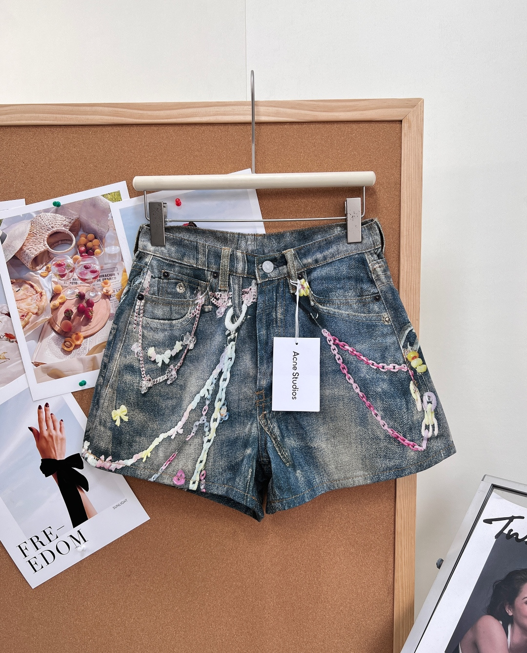 NO:857996,Acne Studios oil paint 3D color chain denim shorts, perfectly replica of the iconic distressed wash and heavy decoration, sweet and cool girly style summer pants, directly full of atmosphere - completely restore the original three-dimensional color chain 3D printing, using pink, yellow, light green and other macaron colors to create scattered chain patterns, paired with childlike elements such as bows, small hearts, small flowers, full of layers, and a sweet and cool style.  -The retro distressed washing process adopts the same heavy-duty washing and distressing process as the original, showing a natural retro gray-blue tone. The pants have a mottled whitening effect and a retro filter, which can easily wear out the relaxed feeling of American street style. -Classic A-line wide version, high-waisted A-line wide-leg version, cleverly modify the hip width and thigh flesh, optimize the body proportions, are very friendly to all kinds of leg types, and the upper body will become a long-legged hottie in seconds. -  The same high-count denim fabric as the original version is selected, with moderate softness and hardness, not tightness on the upper body, and built-in stiffness, making it comfortable and stylish to wear. - The hardware, wiring, and pocket structure all match the original details, from buttons to trouser loops, and are meticulously reproduced with counter-level quality. The details are full, perfectly blending girlishness with street feeling. It is a must-have summer item for sweet and cool girls!  All three standards are complete, and the goods will be shipped in large quantities!  Size 26/27/28/29,,acne studios,dior,shorts,19860909Acne Studios 油彩3D彩色链条牛仔短裤,完美复刻标志性做旧水洗与重工装饰,甜酷少女风的夏日神裤,氛围感直接拉满 -完整还原原版的立体彩色链条3D印花,以粉、黄、浅绿等马卡龙色系打造错落的链条图案,搭配蝴蝶结、小爱心、小花等童趣元素,层次感十足,甜酷风格拿捏到位. -复古做旧水洗工艺采用原版同款重工水洗做旧工艺,呈现自然的复古灰蓝色调,裤身自带斑驳磨白效果,自带复古滤镜,轻松穿出美式街头的松弛感. -经典A字阔版版型,高腰A字阔腿版型,巧妙修饰胯宽与大腿肉肉,优化身材比例,对各种腿型都十分友好,上身秒变长腿辣妹. - 甄选原版同款高支牛仔面料,软硬适中,上身不紧绷,自带挺括度,穿着舒适又有型. - 五金、走线、口袋结构全部对标原版细节,从纽扣到裤袢都一丝不苟,复刻专柜级品质. 细节拉满,把少女感与街头感完美融合,甜酷女孩的夏日必备单品！三标齐全,大货出！ 尺码26/27/28/29,,acne studios,dior,shorts,,Women's clothing
