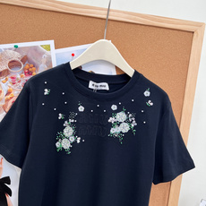 🆕Miu Miu 26新款钉珠花卉贴布字母短袖,把少女精致感融入基础款T恤,温柔又显贵,春夏穿搭的氛围感 🆕Miu Miu 26新款钉珠花卉贴布字母短袖,把少女精致感融入基础款T恤,温柔又显贵,春夏穿搭的氛围感