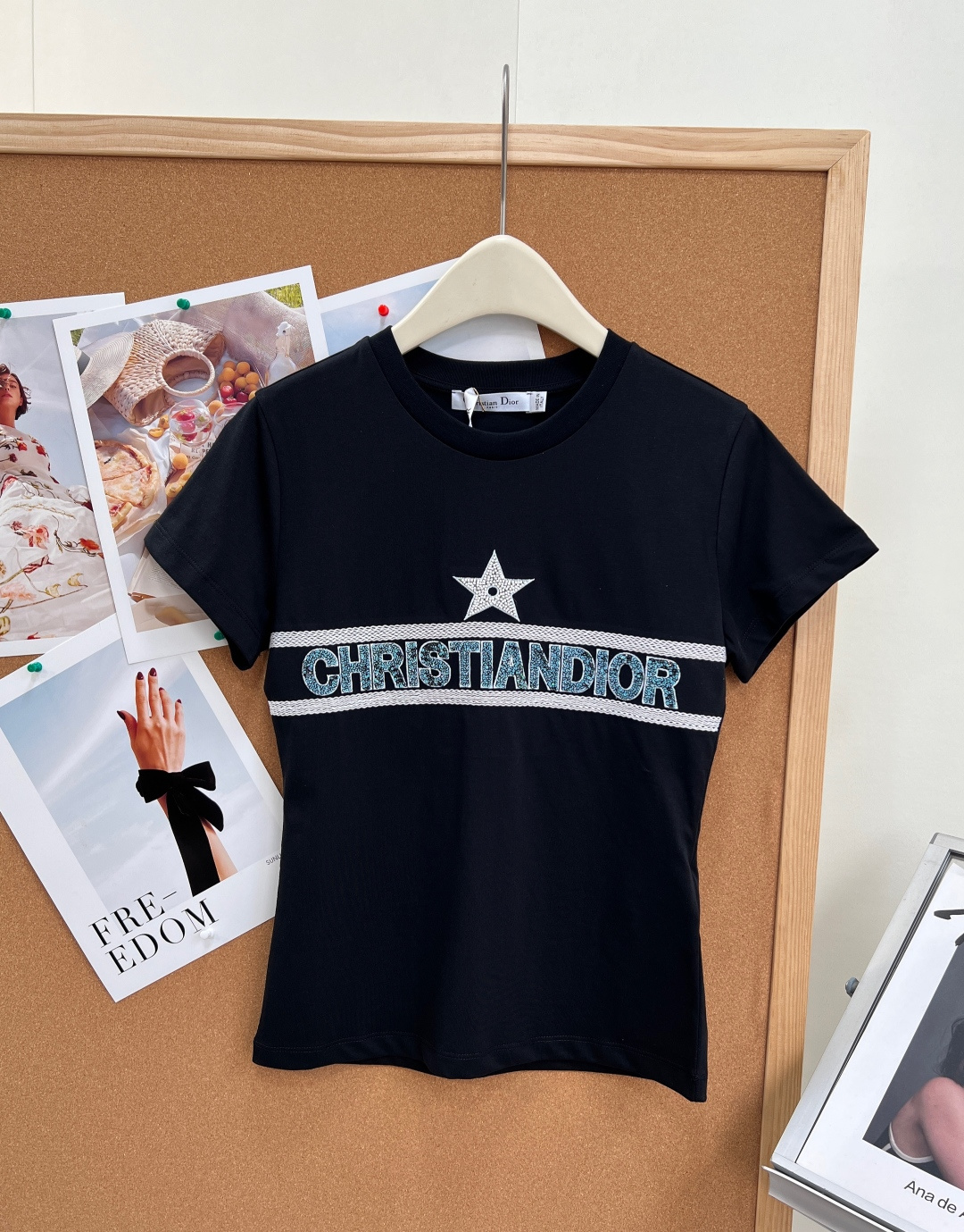 NO:857925,DIOR's new heavy industry sequin embroidered letters five-pointed star short-sleeve, integrates light luxury and sophistication into daily basic T-shirts, low-key and noble, and easily captures the urban high-end atmosphere - heavy industry full-width sequin embroidery, completely restoring the original heavy industry craftsmanship, three-dimensional sequins + embroidery combination to create a chest logo, the five-pointed star and brand letters are clearly layered, the sequins are arranged exquisitely, with a fine luster, low-key and sparkling, and the texture is particularly outstanding under the sun.  -Double webbing split design, the upper and lower letters are matched with the iconic double webbing, neatly dividing the body, optimizing the visual proportions, replicating the original details and ingenuity, simple but not monotonous, and instantly full of high-end feeling. -Slim shoulder version, right shoulder slightly waisted version, fit the body shape just right, modify the shoulder and neck lines, optimize the waist and abdomen curve, the upper body is neat and energetic, and can easily wear a small waist, suitable for a variety of body types. -  The same high-count combed cotton fabric as the original version is selected. It is soft and skin-friendly, breathable and smooth. The upper body is comfortable and not sweaty. It is not easy to deform and pill after long-term wear. - The neckline adopts reinforced hemming technology, the wiring is neat and fine, the sequins are firm and not easy to fall off, and the collar label, washing mark and other details are all in line with the original quality. -  The classic black color is cool and slim, with a cool and high-end feel. It is suitable for daily commuting and going out on the street. It is full of aura when paired with jeans and suit pants. - Pure white is gentle and clean, with a relaxed atmosphere. It is suitable for dates and afternoon tea. It can be paired with skirts and shorts to show your elegant temperament. Complete with three standards, large quantities of goods!  Size sml,,dior,skirts,shorts,jeans,T-shirt,tees,t-shirt,business suit,19860909DIOR新款重工珠片绣字母五角星短袖,把轻奢精致感融入日常基础T恤,低调显贵,轻松拿捏都市高级氛围感 -重工满幅珠片刺绣,完整还原原版重工工艺,立体珠片+刺绣组合打造胸前标识,五角星与品牌字母层次分明,珠片排列精致考究,自带细碎光泽感,低调又闪耀,阳光下质感尤为出众. -双条织带分割设计,字母上下搭配标志性双条织带,利落分割衣身,优化视觉比例,复刻原版的细节巧思,简约不单调,高级感瞬间拉满. -正肩修身显瘦版型,正肩微收腰版型,恰到好处的贴合身形,修饰肩颈线条,优化腰腹曲线,上身利落显精神,轻松穿出小蛮腰,适配多种身材. - 甄选原版同款高支精梳棉面料,软糯亲肤,透气垂顺,上身舒适不闷汗,久穿不易变形、起球. - 领口采用加固包边工艺,走线工整细密,珠片牢固不易脱落,领标、洗水标等细节全部对标原版品质. - 经典黑酷飒显瘦,自带清冷高级感,适配日常通勤、街头出街,搭配牛仔裤、西装裤都气场十足. - 纯净白温柔干净,自带松弛氛围感,适配约会、下午茶,搭配半裙、短裤尽显优雅气质.三标齐全,大货出！ 尺码sml,,dior,skirts,shorts,jeans,T-shirt,tees，t-shirt,business suit,,Women's clothing