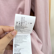 🆕Miu Miu 26春夏字母贴片柔粉条纹慵懒长袖T恤✨把春日的温柔氛围感穿在身上,这款条纹长袖精准拿捏 🆕Miu Miu 26春夏字母贴片柔粉条纹慵懒长袖T恤✨把春日的温柔氛围感穿在身上,这款条纹长袖精准拿捏