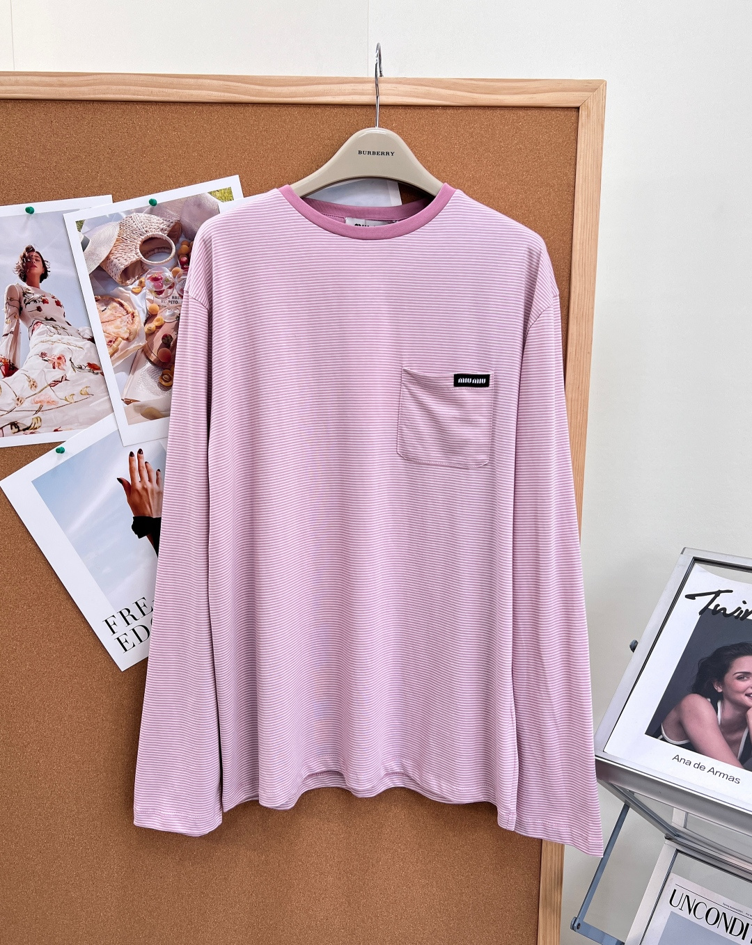 NO:861270,Miu Miu 26 spring and summer letter patch soft pink striped lazy long-sleeved T-shirt wears the gentle atmosphere of spring on the body. This striped long-sleeved accurately captures the girl's relaxation and easily unlocks an effortless and elegant outfit. The soft pink tone is intertwined with delicate white stripes, and comes with a sweet filter. It is gentle and shows the complexion, and directly fills the retro atmosphere.  The classic contrasting round collar outlines the neck line, and the exquisite patch pockets on the chest are embellished with the brand's woven logo, low-key showing the brand recognition, and the texture is highlighted in every detail. The soft, skin-friendly and comfortable fabrics are selected, with a delicate touch and good drape. It is breathable and not stuffy. It is refreshing and casual when worn alone. It can be layered with shirts and vests with rich layers. It is suitable for commuting, dating, daily outings and other scenes.  A must-have item for spring and summer 26, the lazy version doesn't pick on your body shape, it can hide your body easily and make you look slimmer, and you can easily create a relaxed atmosphere. It is an indispensable and versatile item in your wardrobe. It has all three standards and is available in large quantities!  Size sml,,miumiu,shirts,tees,t-shirt,19860909Miu Miu 26春夏字母贴片柔粉条纹慵懒长袖T恤把春日的温柔氛围感穿在身上,这款条纹长袖精准拿捏少女松弛感,轻松解锁不费力的优雅穿搭. 柔和粉调交织细腻白条纹,自带清甜滤镜,温柔又显气色,复古氛围直接拉满. 经典撞色圆领勾勒颈部线条,胸口精致贴袋点缀品牌织标,低调呈现品牌辨识度,细节处处彰显质感. 甄选软糯亲肤的舒适面料,触感细腻垂坠感佳,透气不闷肤,单穿清爽随性,叠穿衬衫、马甲层次丰富,适配通勤、约会、日常出街等多种场景. 26春夏刚需款,慵懒版型不挑身材,轻松藏肉显瘦,轻松拿捏松弛氛围感,是衣橱里必不可少的百搭单品.三标齐全,大货出！ 尺码sml,,miumiu,shirts,tees，t-shirt,,Women's clothing