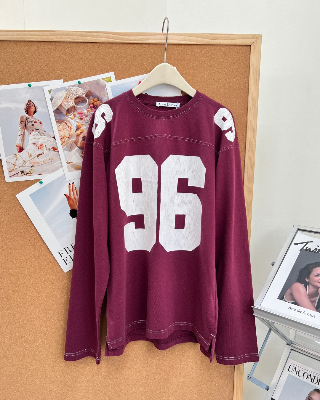 NO:861247,The Acne Studios 96 series American retro jersey long-sleeved T-shirt has a retro filter atmosphere, which can easily unlock the casual and relaxed American street style. It is a treasure item that cannot be missed in this season's wardrobe. The iconic 96 digital print adopts old mottled technology, which has a retro and eye-catching texture. The shoulder sleeves are designed to echo the same elements and are full of details. The two classic colors of milk white, navy blue and burgundy white are launched, which can easily adapt to different wearing styles, and the upper body instantly has a retro pictorial texture.  Selected heavyweight pure cotton, 250g thick weight, soft to the touch but with firm muscles, not easy to collapse and deform, taking into account both comfort and style. The cut with loose and dropped shoulders is very tolerant and is very friendly to those with broad shoulders and slightly fat figures. The upper body hides the flesh and makes the body slimmer without being picky.  Whether paired with straight jeans to create a casual street feel, or paired with a short skirt to create a sweet and cool girly style, they are all particularly brilliant and easy to achieve a simple and high-end feel. It can easily hold the crowd for daily commuting and casual outings. Complete with three standards, great products!  Size sml,,acne studios,dior,skirts,jeans,tees,t-shirt,19860909Acne Studios 96系列美式复古球衣长袖T恤自带复古滤镜的氛围感神款,轻松解锁随性松弛的美式街头腔调,是本季衣橱里不可错过的宝藏单品. 标志性96数字印花采用做旧斑驳工艺,质感复古又耐看,肩袖处同元素呼应设计,细节感拉满.推出奶白藏蓝、酒红白两款经典配色,轻松适配不同穿搭风格,上身瞬间拥有复古画报质感. 甄选重磅纯棉,250g厚实克重,触感柔软却自带挺括筋骨,不易软塌变形,兼顾舒适度与版型质感.宽松落肩的剪裁包容性超强,对肩宽、微胖身形十分友好,上身藏肉显瘦不挑身材. 不管是搭配直筒牛仔裤打造随性街头感,还是搭配短裙穿出甜酷少女风,都格外出彩,轻松拿捏简约高级感,日常通勤、休闲出街都能轻松hold住全场.三标齐全,大货出！ 尺码sml,,acne studios,dior,skirts,jeans,tees，t-shirt,,Women's clothing