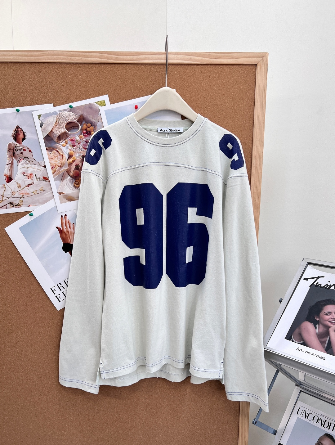 NO:861223,The Acne Studios 96 series American retro jersey long-sleeved T-shirt has a retro filter atmosphere, which can easily unlock the casual and relaxed American street style. It is a treasure item that cannot be missed in this season's wardrobe. The iconic 96 digital print adopts old mottled technology, which has a retro and eye-catching texture. The shoulder sleeves are designed to echo the same elements and are full of details. The two classic colors of milk white, navy blue and burgundy white are launched, which can easily adapt to different wearing styles, and the upper body instantly has a retro pictorial texture.  Selected heavyweight pure cotton, 250g thick weight, soft to the touch but with firm muscles, not easy to collapse and deform, taking into account both comfort and style. The cut with loose and dropped shoulders is very tolerant and is very friendly to those with broad shoulders and slightly fat figures. The upper body hides the flesh and makes the body slimmer without being picky.  Whether paired with straight jeans to create a casual street feel, or paired with a short skirt to create a sweet and cool girly style, they are all particularly brilliant and easy to achieve a simple and high-end feel. It can easily hold the crowd for daily commuting and casual outings. Complete with three standards, great products!  Size sml,,acne studios,dior,skirts,jeans,tees,t-shirt,19860909Acne Studios 96系列美式复古球衣长袖T恤自带复古滤镜的氛围感神款,轻松解锁随性松弛的美式街头腔调,是本季衣橱里不可错过的宝藏单品. 标志性96数字印花采用做旧斑驳工艺,质感复古又耐看,肩袖处同元素呼应设计,细节感拉满.推出奶白藏蓝、酒红白两款经典配色,轻松适配不同穿搭风格,上身瞬间拥有复古画报质感. 甄选重磅纯棉,250g厚实克重,触感柔软却自带挺括筋骨,不易软塌变形,兼顾舒适度与版型质感.宽松落肩的剪裁包容性超强,对肩宽、微胖身形十分友好,上身藏肉显瘦不挑身材. 不管是搭配直筒牛仔裤打造随性街头感,还是搭配短裙穿出甜酷少女风,都格外出彩,轻松拿捏简约高级感,日常通勤、休闲出街都能轻松hold住全场.三标齐全,大货出！ 尺码sml,,acne studios,dior,skirts,jeans,tees，t-shirt,,Women's clothing