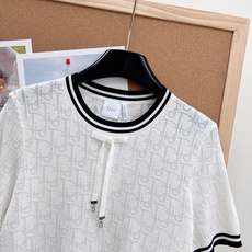 🆕Dior26春夏新品老花提花蝴蝶结针织短袖✨本季优雅氛围感担当,把品牌经典美学与少女精致感完美融合,轻 🆕Dior26春夏新品老花提花蝴蝶结针织短袖✨本季优雅氛围感担当,把品牌经典美学与少女精致感完美融合,轻