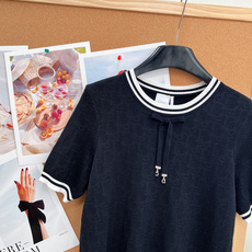 🆕Dior26春夏新品老花提花蝴蝶结针织短袖✨本季优雅氛围感担当,把品牌经典美学与少女精致感完美融合,轻 🆕Dior26春夏新品老花提花蝴蝶结针织短袖✨本季优雅氛围感担当,把品牌经典美学与少女精致感完美融合,轻