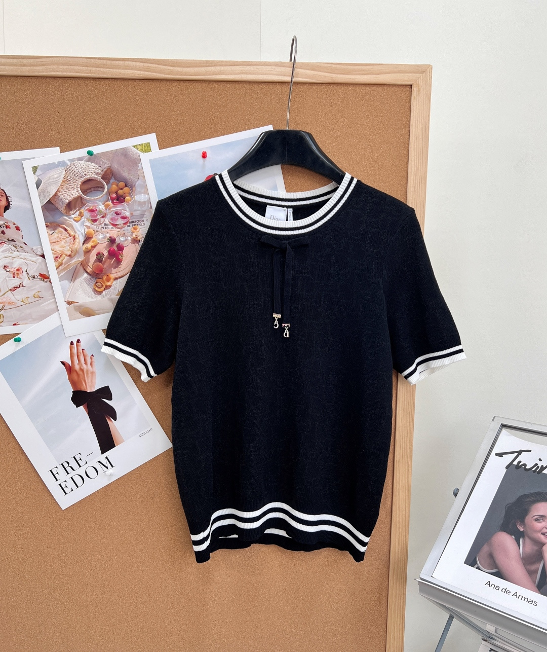 🆕Dior26春夏新品老花提花蝴蝶结针织短袖✨本季优雅氛围感担当，把品牌经典美学与少女精致感完美融合，轻