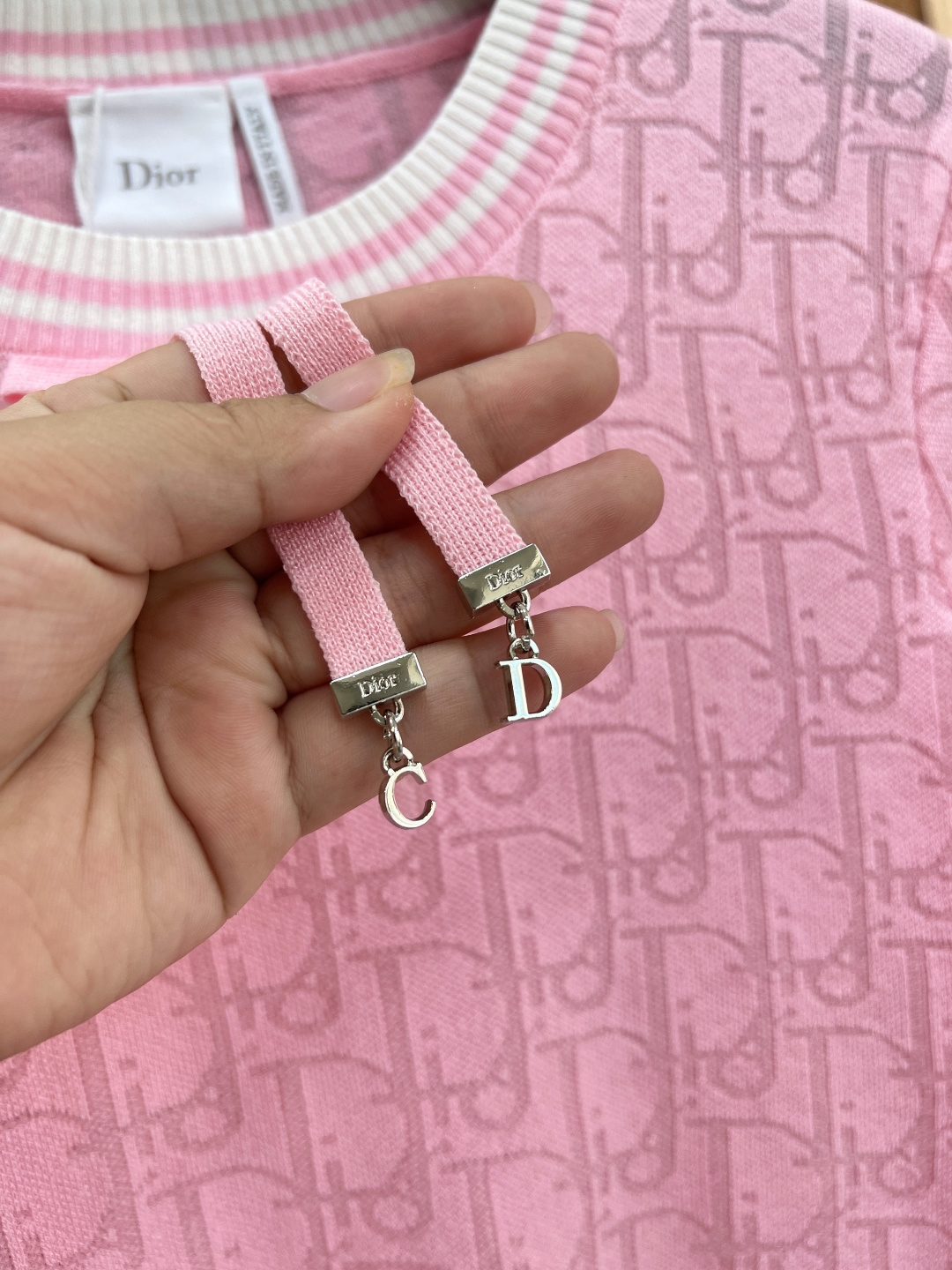 🆕Dior26春夏新品老花提花蝴蝶结针织短袖✨本季优雅氛围感担当，把品牌经典美学与少女精致感完美融合，轻