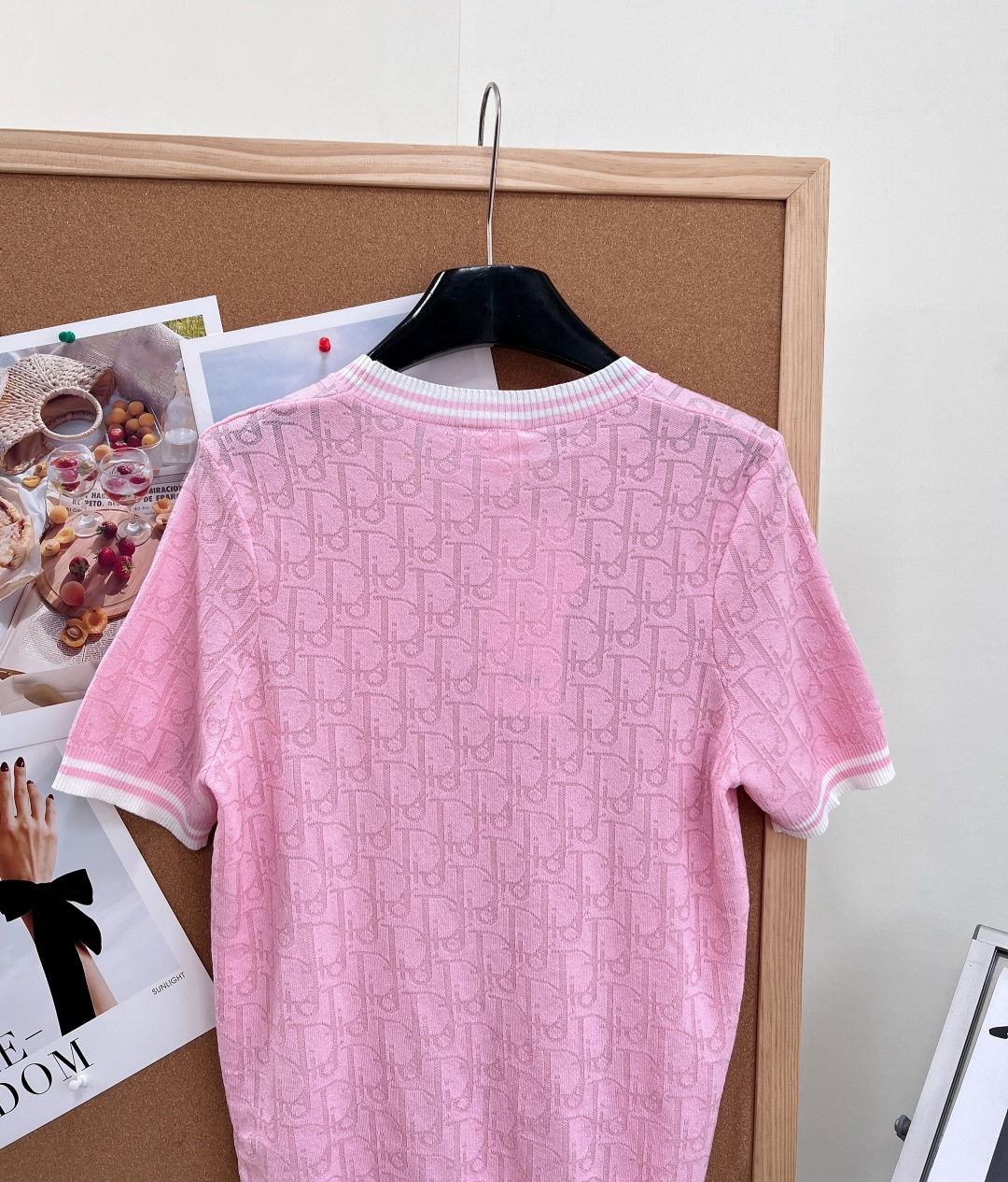 🆕Dior26春夏新品老花提花蝴蝶结针织短袖✨本季优雅氛围感担当，把品牌经典美学与少女精致感完美融合，轻
