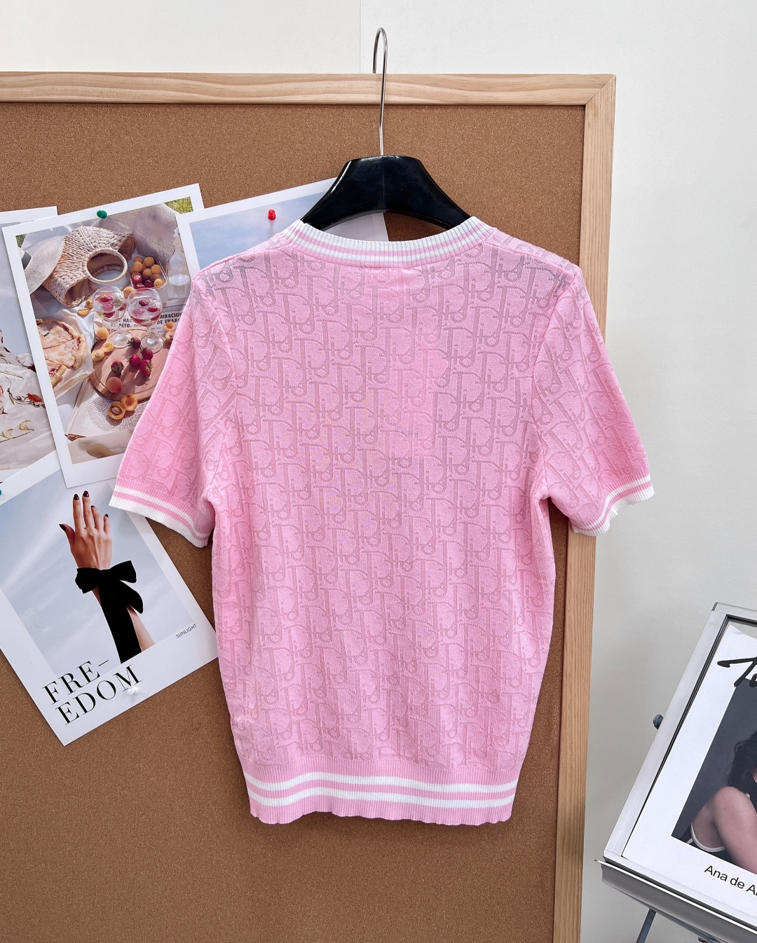 🆕Dior26春夏新品老花提花蝴蝶结针织短袖✨本季优雅氛围感担当，把品牌经典美学与少女精致感完美融合，轻