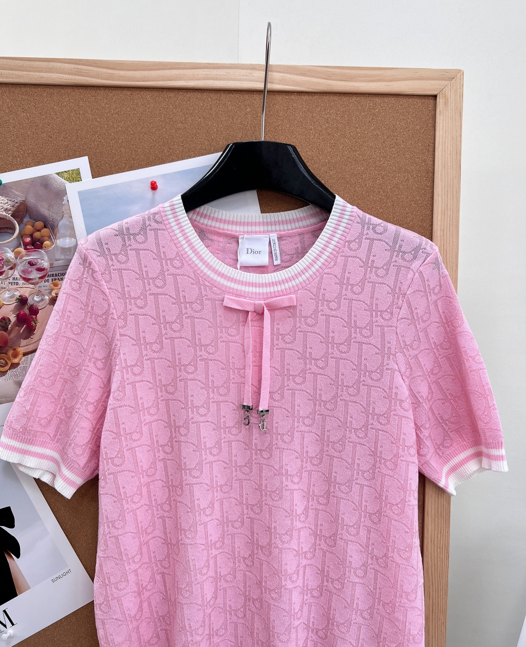 🆕Dior26春夏新品老花提花蝴蝶结针织短袖✨本季优雅氛围感担当，把品牌经典美学与少女精致感完美融合，轻