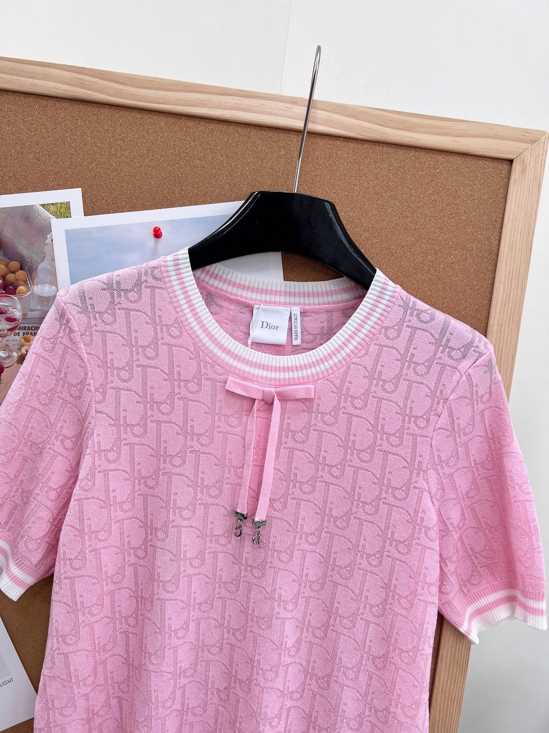 🆕Dior26春夏新品老花提花蝴蝶结针织短袖✨本季优雅氛围感担当，把品牌经典美学与少女精致感完美融合，轻