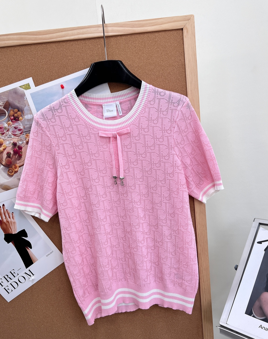 🆕Dior26春夏新品老花提花蝴蝶结针织短袖✨本季优雅氛围感担当，把品牌经典美学与少女精致感完美融合，轻