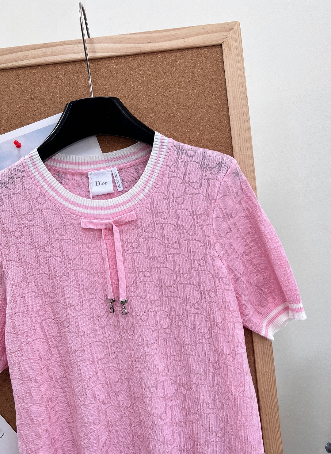 🆕Dior26春夏新品老花提花蝴蝶结针织短袖✨本季优雅氛围感担当，把品牌经典美学与少女精致感完美融合，轻