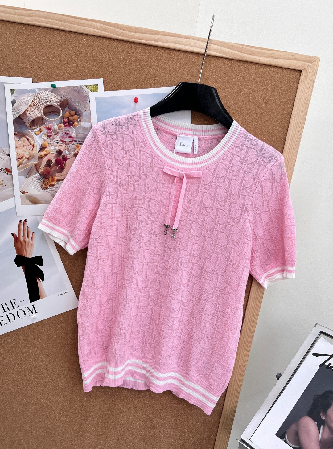 🆕Dior26春夏新品老花提花蝴蝶结针织短袖✨本季优雅氛围感担当，把品牌经典美学与少女精致感完美融合，轻