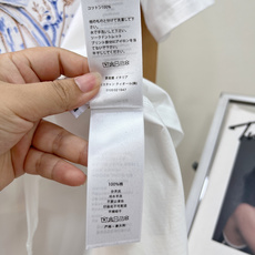 🆕Dior 青花瓷蝴蝶结印花短袖T恤✨自带法式艺术氛围感的春夏刚需白T,将古典美学与轻奢格调完美融合。 🆕Dior 青花瓷蝴蝶结印花短袖T恤✨自带法式艺术氛围感的春夏刚需白T,将古典美学与轻奢格调完美融合。