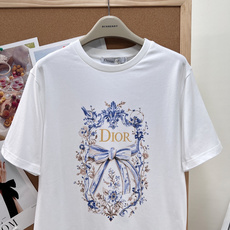 🆕Dior 青花瓷蝴蝶结印花短袖T恤✨自带法式艺术氛围感的春夏刚需白T,将古典美学与轻奢格调完美融合。 🆕Dior 青花瓷蝴蝶结印花短袖T恤✨自带法式艺术氛围感的春夏刚需白T,将古典美学与轻奢格调完美融合。
