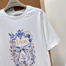 🆕Dior 青花瓷蝴蝶结印花短袖T恤✨自带法式艺术氛围感的春夏刚需白T,将古典美学与轻奢格调完美融合。 🆕Dior 青花瓷蝴蝶结印花短袖T恤✨自带法式艺术氛围感的春夏刚需白T,将古典美学与轻奢格调完美融合。