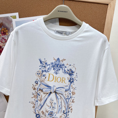 🆕Dior 青花瓷蝴蝶结印花短袖T恤✨自带法式艺术氛围感的春夏刚需白T,将古典美学与轻奢格调完美融合。 🆕Dior 青花瓷蝴蝶结印花短袖T恤✨自带法式艺术氛围感的春夏刚需白T,将古典美学与轻奢格调完美融合。