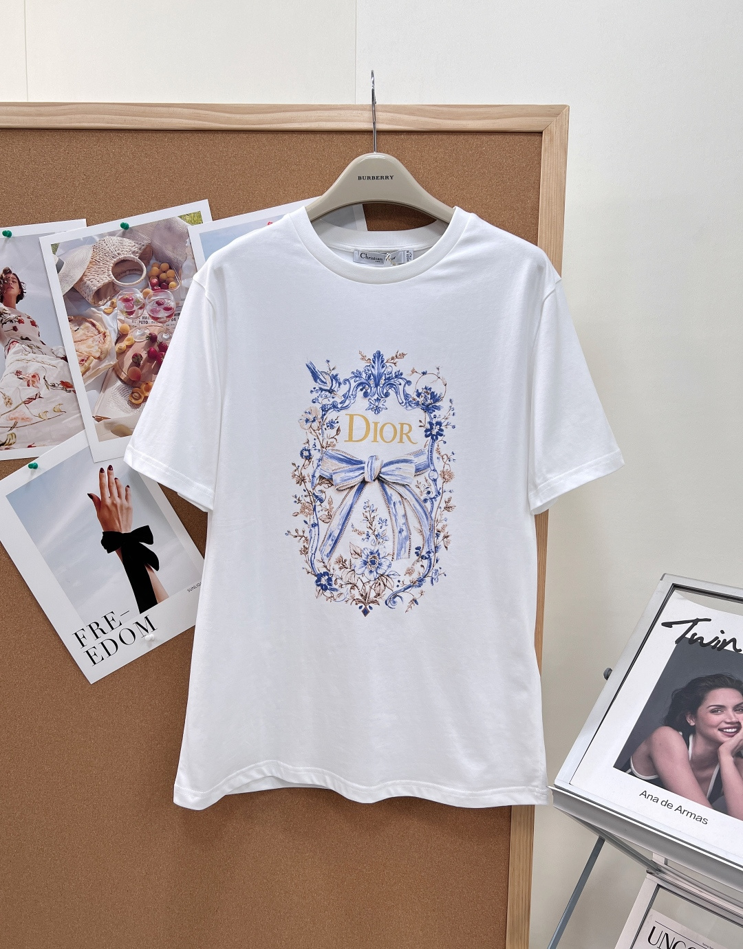 NO:861186,Dior's blue and white porcelain bow printed short-sleeved T-shirt has a French artistic atmosphere and is a must-have white T-shirt for spring and summer, perfectly integrating classical aesthetics and light luxury style. The iconic blue and white porcelain style print surrounds the exquisite large bow, and the blue and gold contrasting colors are retro and elegant. The brand's gold letter logo is embellished in the middle. It is full of layers and highly recognizable, and the upper body comes with a noble filter.  High-count heavyweight pure cotton fabrics are selected, with a soft and delicate touch, a loose and comfortable fit, and a neat upper body that hides the flesh. It does not matter the body shape or matching. The simple and clean pure white color can be easily adapted to jeans, skirts and other bottoms. Whether it is daily commuting or going out on a date, it can be worn with a relaxed and high-end feel. It is a classic style that has both good looks and practical wearability. Complete with three standards, large quantities of goods!  Size sml,,dior,skirts,jeans,T-shirt,tees,t-shirt,19860909Dior 青花瓷蝴蝶结印花短袖T恤自带法式艺术氛围感的春夏刚需白T,将古典美学与轻奢格调完美融合. 标志性青花瓷风印花环绕精致大蝴蝶结,蓝金撞色复古雅致,中间点缀品牌金色字母标识,层次饱满又极具辨识度,上身自带贵气滤镜. 甄选高支重磅纯棉面料,触感软糯细腻,版型宽松舒适,上身利落藏肉,不挑身形不挑搭配. 简约干净的纯白色调,轻松适配牛仔裤、半裙等各种下装,不管是日常通勤、约会出街,都能穿出松弛高级感,是兼具颜值与实穿度的经典款.三标齐全,大货出！ 尺码sml,,dior,skirts,jeans,T-shirt,tees，t-shirt,,Women's clothing