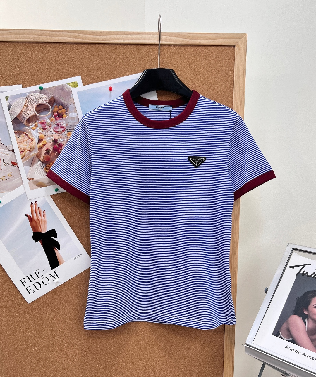 NO:861172,Prada's new spring and summer retro striped contrast hemmed short-sleeved T-shirt comes with a retro filter. The light luxury striped T-shirt perfectly combines the classic college style with elegant texture. It is the first choice for the spring and summer atmosphere. The delicate and densely woven contrast stripe texture, blue and white, and red and white colors are retro and eye-catching. The visual level is advanced and durable, and it can easily get rid of the monotony of the basic style. The collar and cuffs are designed with contrasting ribbed hemming, which is neat and refined, instantly improving the overall sophistication.  The iconic metal triangle logo on the chest is low-key embellishment, which enhances brand recognition; the high-elastic soft waxy fabric is selected, which is full of elasticity, feels skin-friendly and smooth, the upper body fits the body shape without being tight, and is breathable and comfortable for daily life in spring and summer.  Fitted and slightly slim fit, it easily outlines neat lines, looks slim but not bloated, and goes well with jeans and skirts. Whether it is commuting or daily leisure, you can wear it in an elegant and retro relaxed style. It has three standards and two colors!  Size sml,,prada,skirts,jeans,T-shirt,tees,t-shirt,19860909Prada春夏新款复古条纹撞色包边短袖T恤自带复古滤镜的轻奢条纹T,将经典学院风与优雅质感完美拿捏,春夏氛围感首选. 细腻密织的撞色条纹肌理,蓝白、红白两款配色复古又亮眼,视觉层次高级耐看,轻松摆脱基础款单调感；领口与袖口采用撞色罗纹包边设计,利落精致,瞬间提升整体精致度. 胸口标志性金属三角标低调点缀,品牌辨识度拉满；甄选高弹软糯面料,弹力十足,触感亲肤顺滑,上身贴合身形不紧绷,透气舒适适配春夏日常. 合身微修身版型,轻松勾勒利落线条,显瘦不臃肿,搭配牛仔裤、半裙都很出彩,不管是通勤出行还是日常休闲,都能穿出优雅复古的松弛格调.三标齐全,两色出！ 尺码sml,,prada,skirts,jeans,T-shirt,tees，t-shirt,,Women's clothing