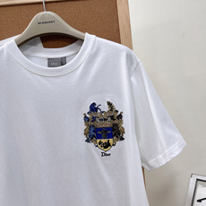 Dior 2026春夏新款|家族徽章刺绣短袖T恤✨一件就能轻松拿捏低调贵气感,是春夏衣橱里必备的高阶白T Dior 2026春夏新款|家族徽章刺绣短袖T恤✨一件就能轻松拿捏低调贵气感,是春夏衣橱里必备的高阶白T