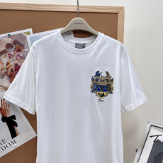 Dior 2026春夏新款|家族徽章刺绣短袖T恤✨一件就能轻松拿捏低调贵气感,是春夏衣橱里必备的高阶白T Dior 2026春夏新款|家族徽章刺绣短袖T恤✨一件就能轻松拿捏低调贵气感,是春夏衣橱里必备的高阶白T