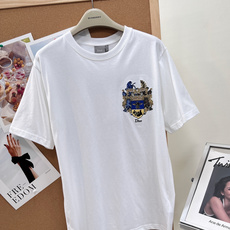 Dior 2026春夏新款|家族徽章刺绣短袖T恤✨一件就能轻松拿捏低调贵气感,是春夏衣橱里必备的高阶白T Dior 2026春夏新款|家族徽章刺绣短袖T恤✨一件就能轻松拿捏低调贵气感,是春夏衣橱里必备的高阶白T