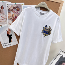 Dior 2026春夏新款|家族徽章刺绣短袖T恤✨一件就能轻松拿捏低调贵气感,是春夏衣橱里必备的高阶白T Dior 2026春夏新款|家族徽章刺绣短袖T恤✨一件就能轻松拿捏低调贵气感,是春夏衣橱里必备的高阶白T