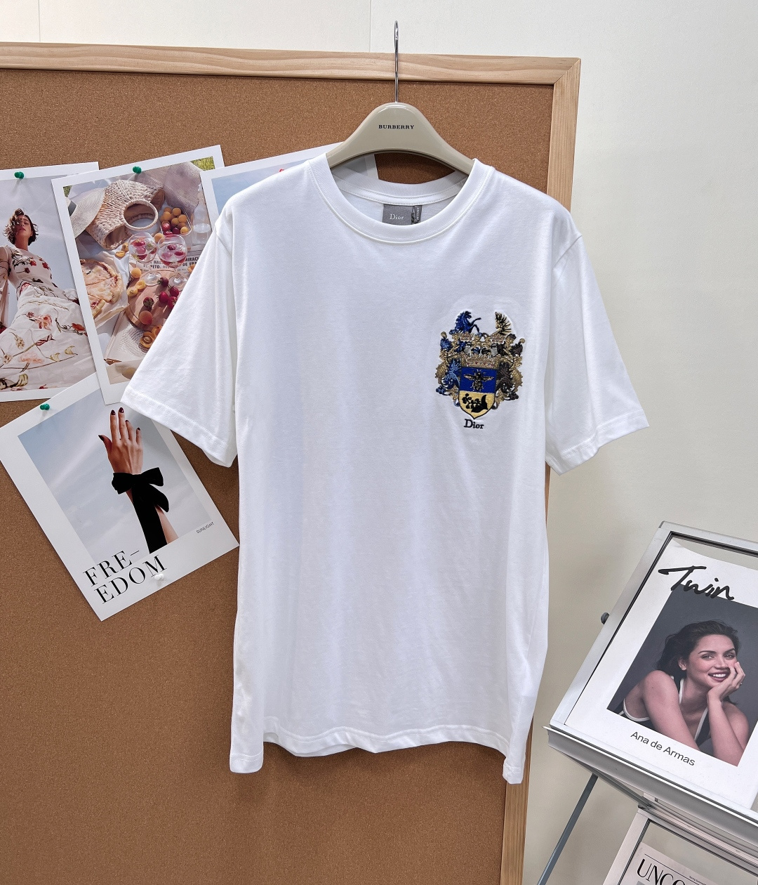 NO:861138,Dior 2026 Spring and Summer New Style | The family crest embroidered short-sleeved T-shirt can easily create a low-key sense of elegance in one piece. It is a must-have high-end white T-shirt in the spring and summer wardrobe. It is made of high-quality pure cotton fabric, which feels soft and skin-friendly, breathable and not sweaty. It is perfect for hot summer and is light and burden-free on the upper body.  Simple and clean pure white color, the delicate embroidery of the family emblem on the chest is the finishing touch, the blue and gold contrasting craftsmanship is exquisite, retro and noble, it fully shows the brand recognition in a low-key manner, and the texture is directly full. The classic loose shoulder style is very tolerant to all kinds of body shapes, hiding the flesh and making you look slim without being picky, casual and elegant.  It goes well with jeans, casual pants or skirts on a daily basis. It can easily create an effortless high-end atmosphere. It is suitable for all scenes of commuting, leisure and dating. It is a must-have item with high-end texture. The same style for men and women!  All three standards are complete, and the goods will be shipped in large quantities!  Size sml,,dior,skirts,jeans,T-shirt,tees,t-shirt,19860909Dior 2026春夏新款｜家族徽章刺绣短袖T恤一件就能轻松拿捏低调贵气感,是春夏衣橱里必备的高阶白T. 甄选高品质纯棉面料,触感软糯亲肤,透气不闷汗,完美适配炎热夏季,上身轻盈无负担. 简约干净的纯白色调,胸前精致家族徽章刺绣是点睛之笔,蓝金撞色工艺细腻考究,复古又显贵,低调中尽显品牌辨识度,质感直接拉满. 经典宽松落肩版型,对各种身材都十分包容,藏肉显瘦不挑人,随性又大气. 日常搭配牛仔裤、休闲裤或是半身裙都很出彩,轻松打造不费力的高级氛围感,通勤、休闲、约会全场景适配,妥妥的高端质感刚需单品.男女同款！三标齐全,大货出！ 尺码sml,,dior,skirts,jeans,T-shirt,tees，t-shirt,,Women's clothing