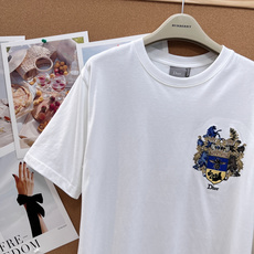 Dior 2026春夏新款|家族徽章刺绣短袖T恤✨一件就能轻松拿捏低调贵气感,是春夏衣橱里必备的高阶白T Dior 2026春夏新款|家族徽章刺绣短袖T恤✨一件就能轻松拿捏低调贵气感,是春夏衣橱里必备的高阶白T