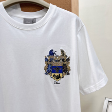 Dior 2026春夏新款|家族徽章刺绣短袖T恤✨一件就能轻松拿捏低调贵气感,是春夏衣橱里必备的高阶白T Dior 2026春夏新款|家族徽章刺绣短袖T恤✨一件就能轻松拿捏低调贵气感,是春夏衣橱里必备的高阶白T