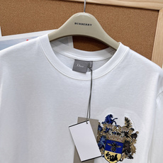 Dior 2026春夏新款|家族徽章刺绣短袖T恤✨一件就能轻松拿捏低调贵气感,是春夏衣橱里必备的高阶白T Dior 2026春夏新款|家族徽章刺绣短袖T恤✨一件就能轻松拿捏低调贵气感,是春夏衣橱里必备的高阶白T