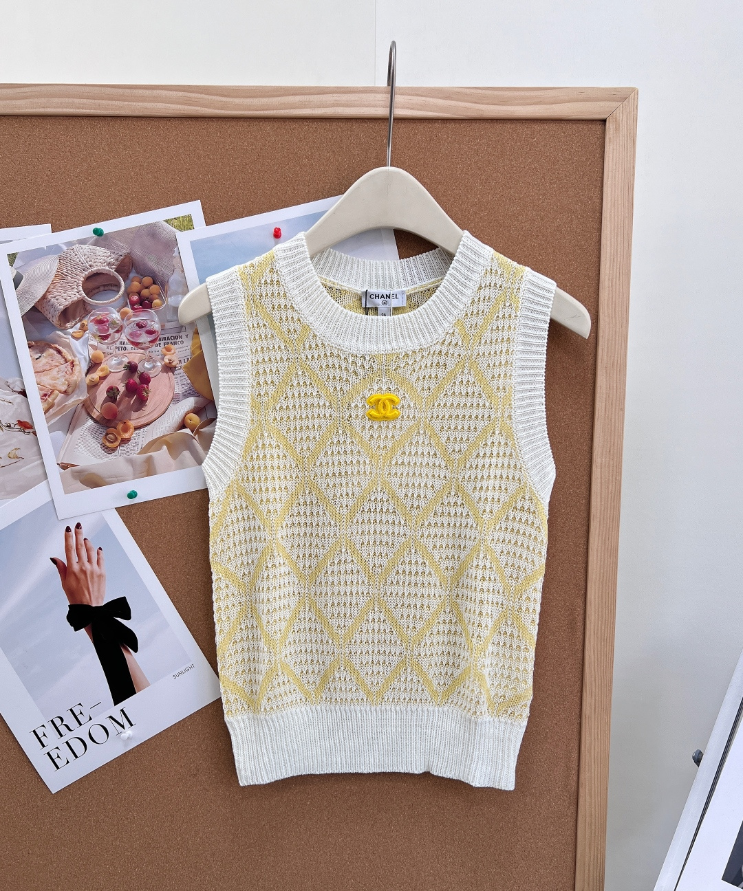 NO:862792,CHANEL Xiaoxiang's 26 spring and summer new diamond-lattice hollow jacquard knitted vest. The spring-limited color scheme that is instantly captivating, perfectly blends French elegance and light texture, and is the finishing touch of spring and summer atmosphere. - The classic round neck version has a neat round neck with a threaded cuff, which fits the neck line, does not pick up the face shape, and brings a sense of sophistication when worn alone or layered. -  The iconic three-dimensional double C letter logo on the chest is embroidered with three-dimensional double Cs, which is full and three-dimensional, full of recognition, and low-key to highlight the brand style. - The diamond hollow jacquard is full of diamond hollow jacquard texture, full of texture, delicate weaving, both design and breathability, refreshing and not stuffy to wear in spring and summer. - Yellow and white contrasting color matching, fresh yellow and white contrasting design, gentle and bright, perfect for spring and summer atmosphere, easy to wear with a energetic and girly look.  High-count thin breathable knitted fabric, light and soft texture, hollow weaving method brings excellent air feeling, good drape, refreshing upper body without being close to the body, perfect for spring and summer. Complete with three standards, large quantities of goods!  Size sml,,chanel,19860909CHANEL小香26春夏新款菱格镂空提花针织背心.一眼沦陷的春日限定配色,将法式优雅与轻盈质感完美融合,是春夏氛围感穿搭的点睛之笔 - 经典圆领版型利落圆领搭配螺纹收口,贴合脖颈线条,不挑脸型,单穿叠穿都自带精致感. - 立体双C刺绣胸口标志性立体双C字母logo,饱满立体,辨识度拉满,低调彰显品牌格调. - 菱格镂空提花满幅菱格镂空提花纹理,肌理感十足,织法细腻,兼具设计感与透气性,春夏穿着清爽不闷. - 黄白撞色拼色清新黄白撞色设计,温柔明亮,完美适配春夏氛围,轻松穿出元气少女感. 高支薄款透气针织面料,质地轻盈软糯,镂空织法带来出色的空气感,垂坠感佳,上身清爽不贴身,完美适配春夏季节.三标齐全,大货出！ 尺码sml,,chanel,,Women's clothing