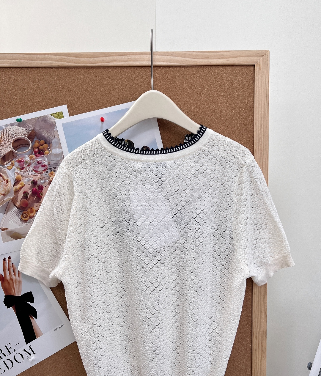 🆕Dior26春夏新款撞色锁边镂空针织短袖本季主打优雅松弛感，将法式精致感与实穿性完美平衡，一件承包整个