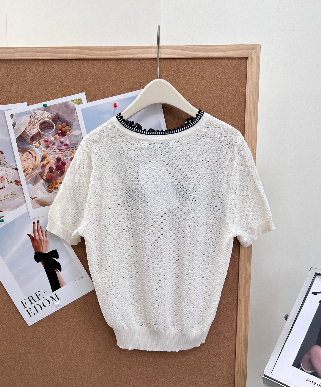 🆕Dior26春夏新款撞色锁边镂空针织短袖本季主打优雅松弛感，将法式精致感与实穿性完美平衡，一件承包整个