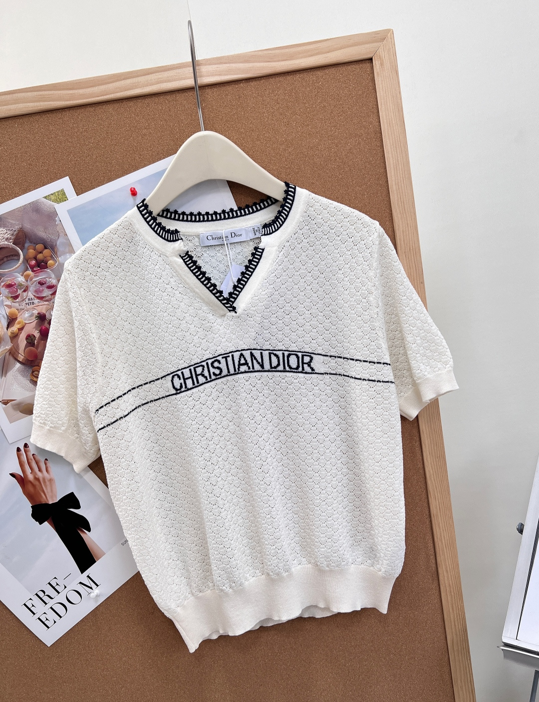 🆕Dior26春夏新款撞色锁边镂空针织短袖本季主打优雅松弛感，将法式精致感与实穿性完美平衡，一件承包整个